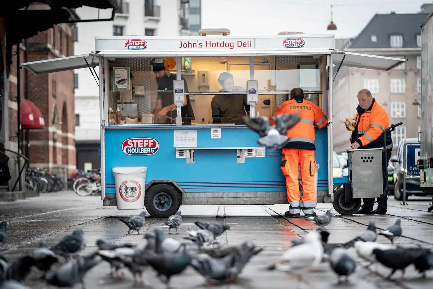 »Det ville ellers være en oplagt lejlighed til, at vi kan få en samtale i gang om sprogets betydning for vores land, og den er ikke så lidt større end pølsevognens,« skriver Nikolaj Bøgh. Foto: Mads Claus Rasmussen/Ritzau Scanpix