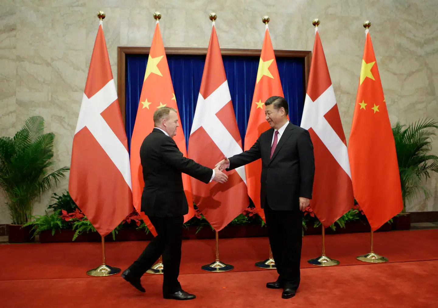 Kina respekterer »fuldt ud« Danmarks suverænitet, hvad angår Grønland, siger Kinas udenrigsminister, Wang Yi, under et møde med udenrigsminister Lars Løkke Rasmussen mandag. Løkke er her afbildet med Kinas præsident, Xi Jinping, dengang de mødtes i 2017.