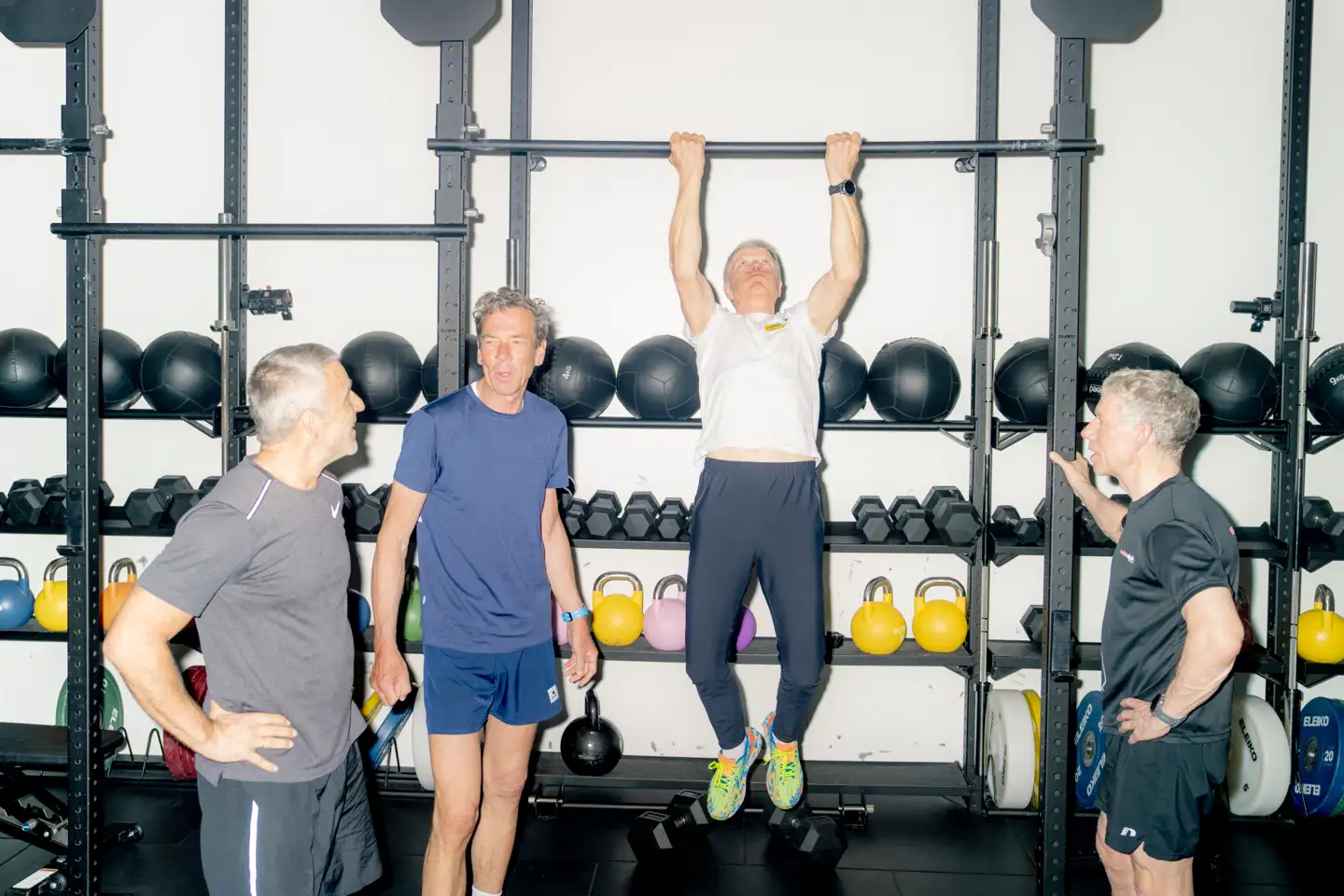 I Hellerup ligger et fitnesscenter med et klientel, der indkapsler tidsånden. Noget tyder nemlig på, at den forfaldne erhvervsmand er ved at udvikle sig til et fortidslevn. Her er vennerne (fra venstre) Peter Glahn, Torben Falholt, Henrik Steen Jensen og Søren Steffensen midt i en formiddagstræning.