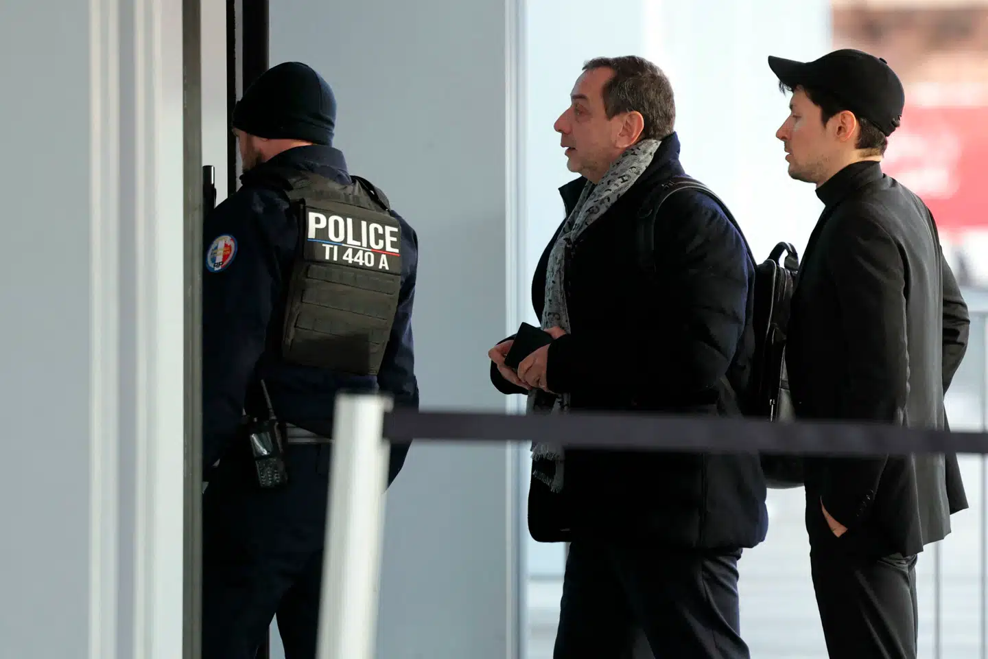 Den russiskfødte Pavel Durov (bagest til højre), som er stifter og ejer af Telegram, blev i 2024 kortvarigt anholdt i Frankrig, fordi hans tjeneste bruges til ulovlige formål. Han har fået udrejseforbud og skal rapportere til politiet to gange om ugen, mens undersøgelserne står på. Her ankommer han i december 2024 til retten.