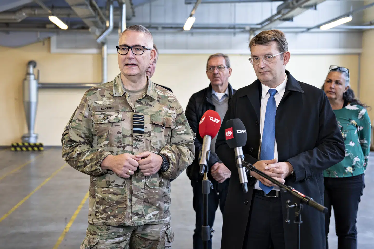 Tidligere forsvarschef Flemming Lentfer (tv.) får omkring fire millioner kroner med sig i sin fratrædelsesaftale med Forsvarsministeriet. Han blev sidste år hjemsendt af forsvarsminister Troels Lund Poulsen (V), der ikke havde tillid til den daværende forsvarschef. (Arkivfoto).