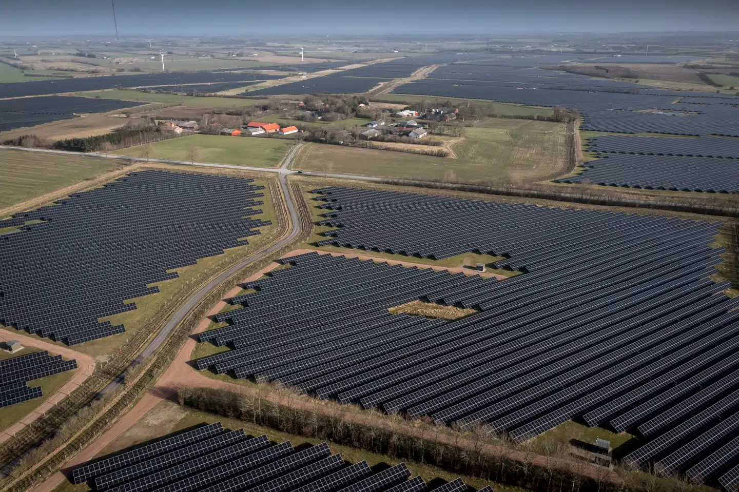 I USA blev der fundet uvedkommende sendere på såkaldte omformere anvendt i solcellefarme. Herhjemme er der gjort lignende fund i elektronik importeret til at blive brugt i energiinfrastrukturen.