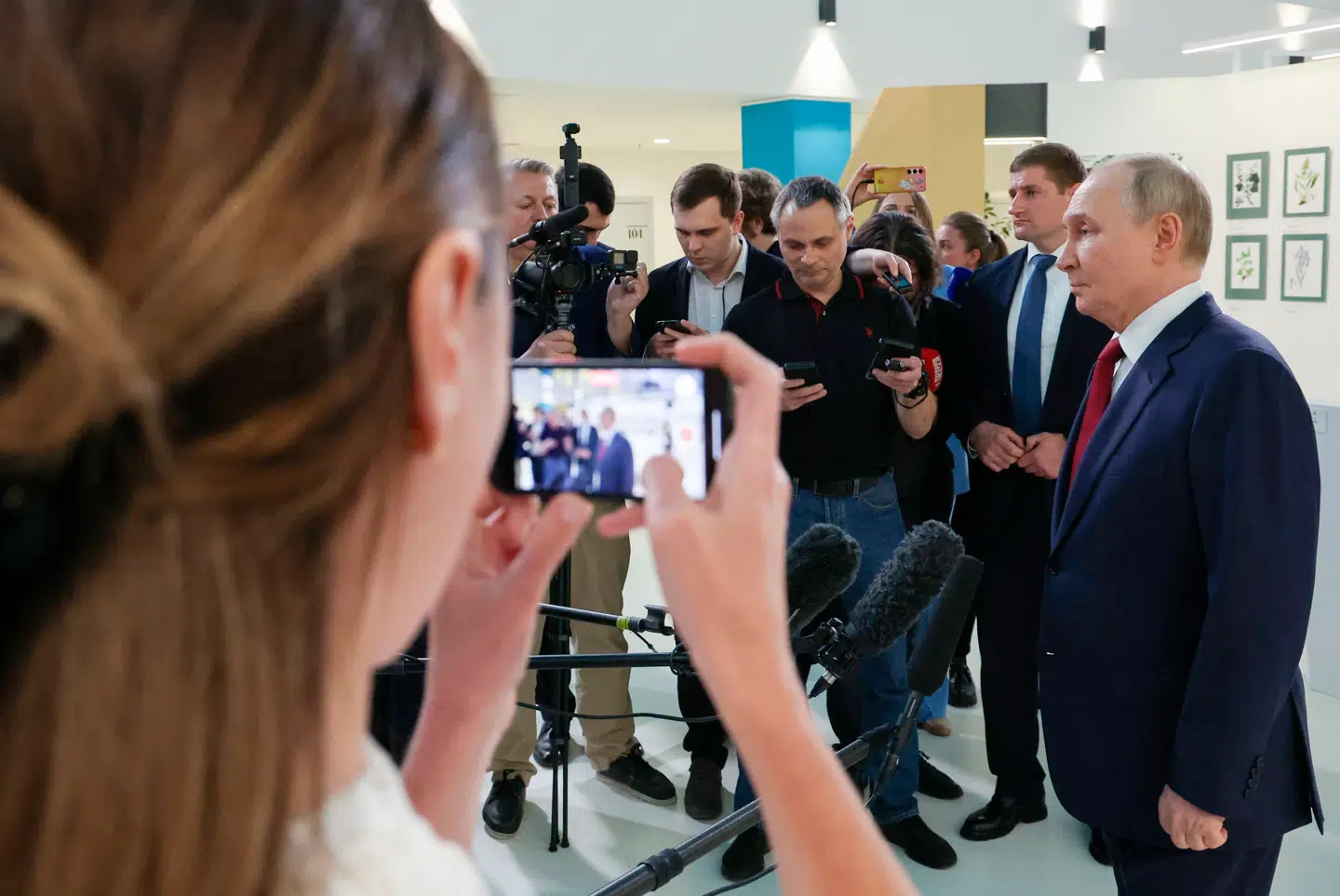 Ruslands præsident, Vladimir Putin, mødte pressen i Sotji efter sin to timer lange samtale med USAs præsident, Donald Trump.