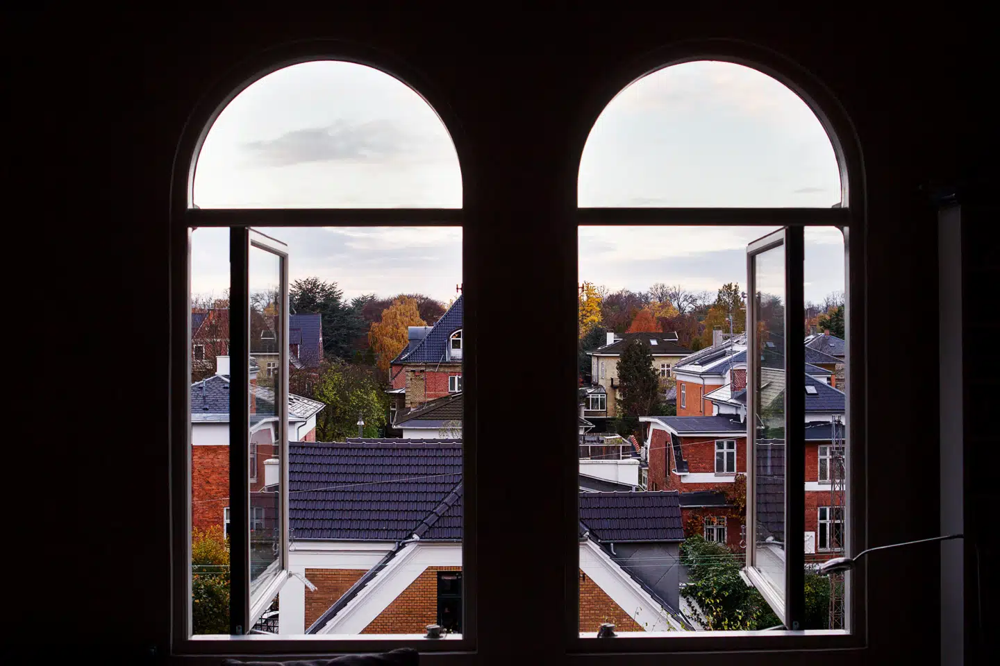 Huspriserne, lønningerne og beskæftigelsen står til at stige i år, hvor væksten bliver højere end ventet for blot seks måneder siden, viser regeringens økonomiske redegørelse.