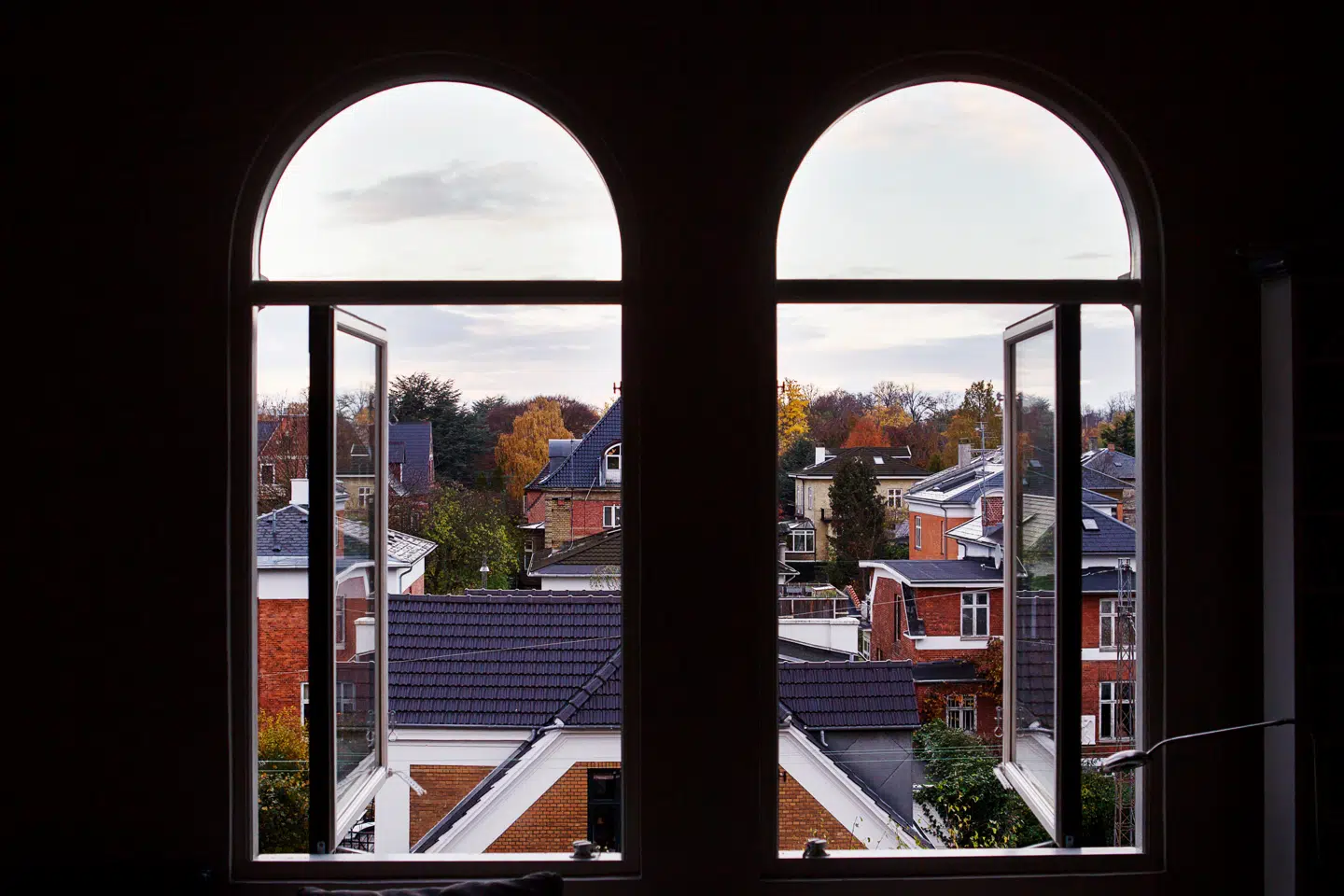 Huspriserne, lønningerne og beskæftigelsen står til at stige i år, hvor væksten bliver højere end ventet for blot seks måneder siden, viser regeringens økonomiske redegørelse.