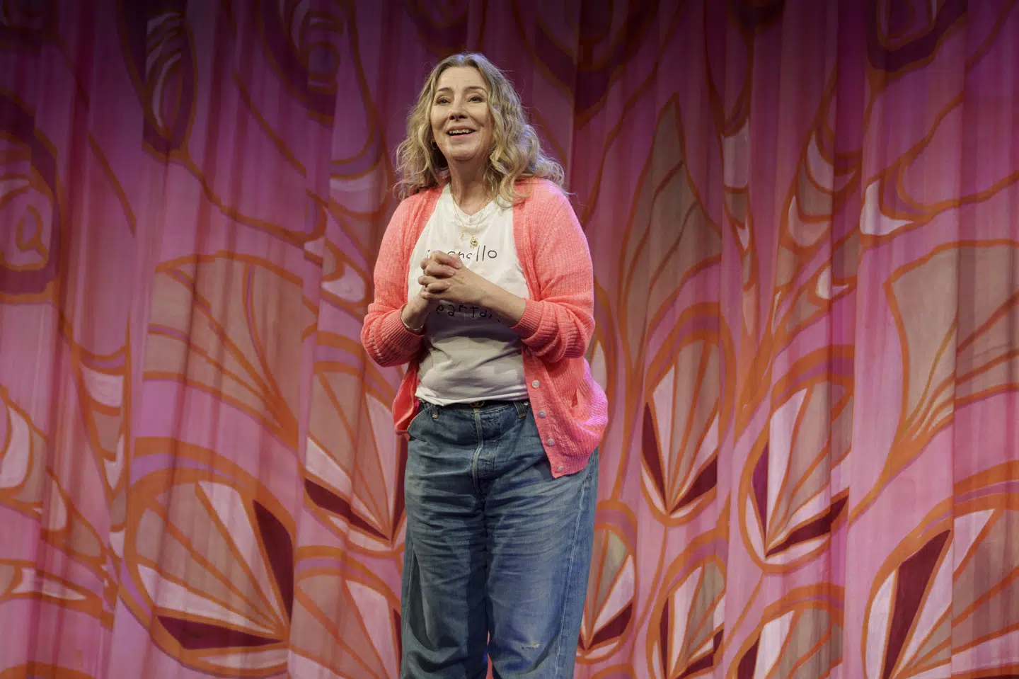 Joy-Maria Frederiksen er instruktør for Cirkusrevyen 2025. Siden 2023 har hun været revyens instruktør og kunstneriske leder. Et job, hun overtog fra Lisbet Dahl.