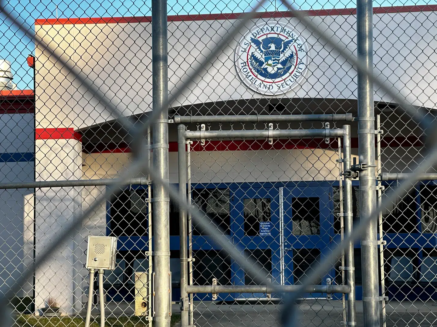 LaSalle Dention Fascility i Jena Louisiana er berygtet og kritiseret for flere forhold. Blandt andet indsattes manglende adgang til juridisk bistand og lægehjælp.