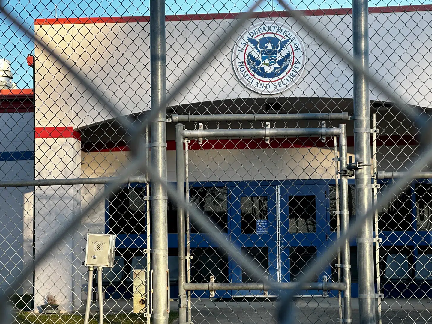 LaSalle Dention Fascility i Jena Louisiana er berygtet og kritiseret for flere forhold. Blandt andet indsattes manglende adgang til juridisk bistand og lægehjælp.