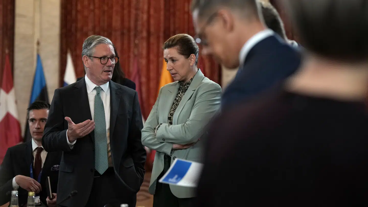 Mette Frederiksen i samtale med den britiske premierminister, Keir Starmer.