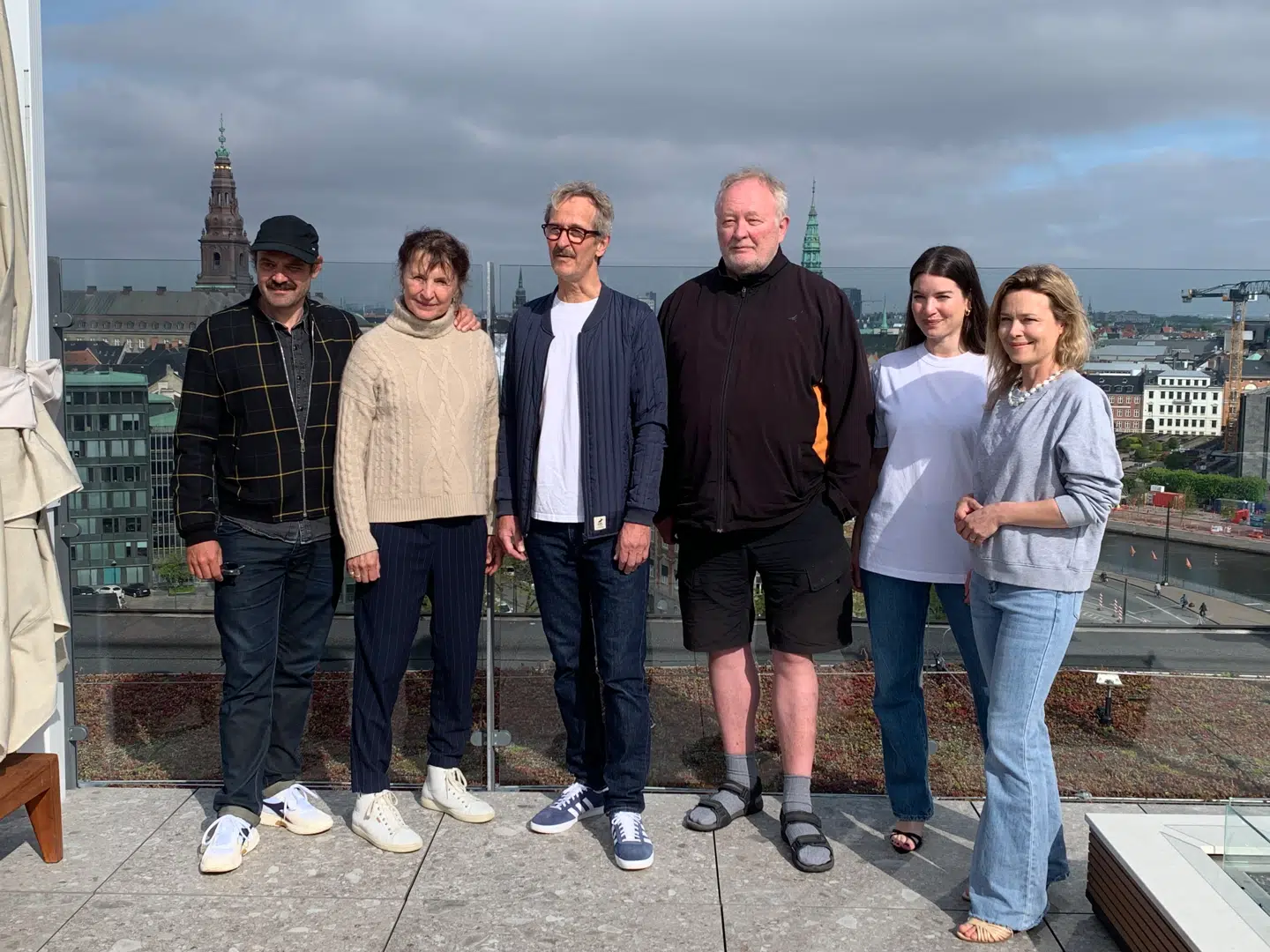 Lars Brygmann og resten af castet fra DR's serie 'Andre folks penge' til pressemøde på toppen af NH Hotel i København.