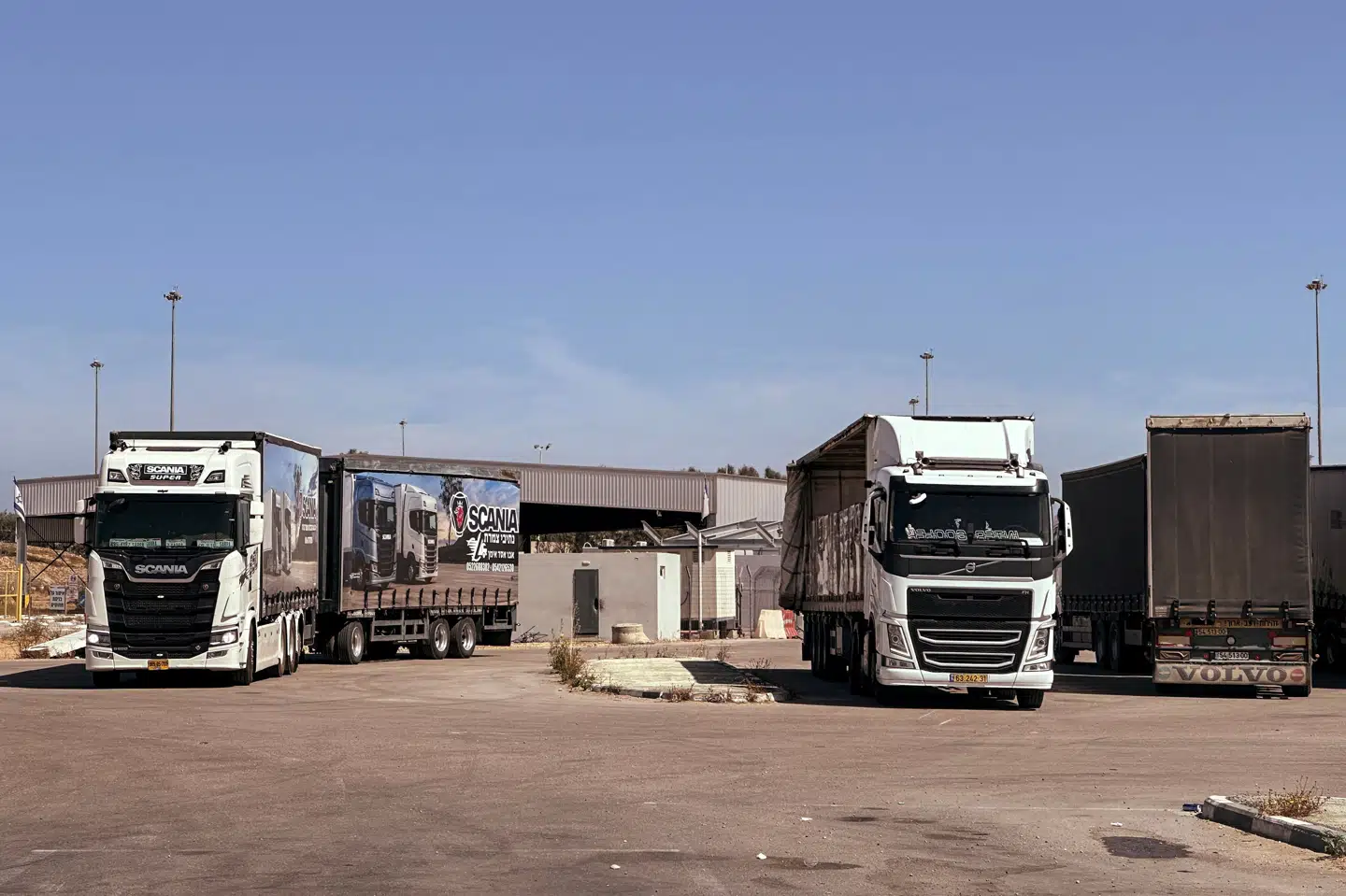 Lastbiler med nødhjælp ses her ved Kerem Shalom-overgangen mellem Israel og Gaza tirsdag.