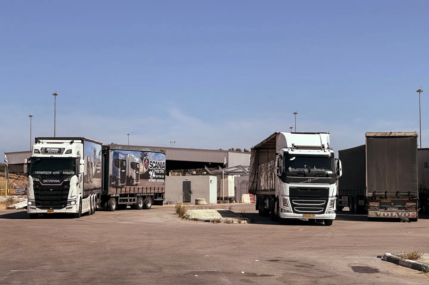 Lastbiler med nødhjælp ses her ved Kerem Shalom-overgangen mellem Israel og Gaza tirsdag.