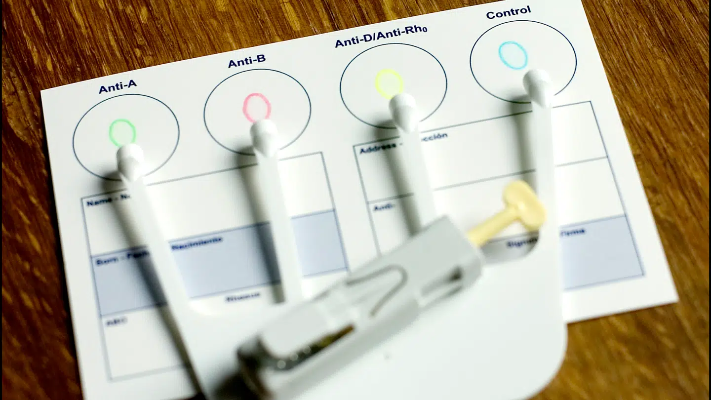 Det var med nålen fra en blodtypetest, de 25 elever stak hinanden med den samme nål.