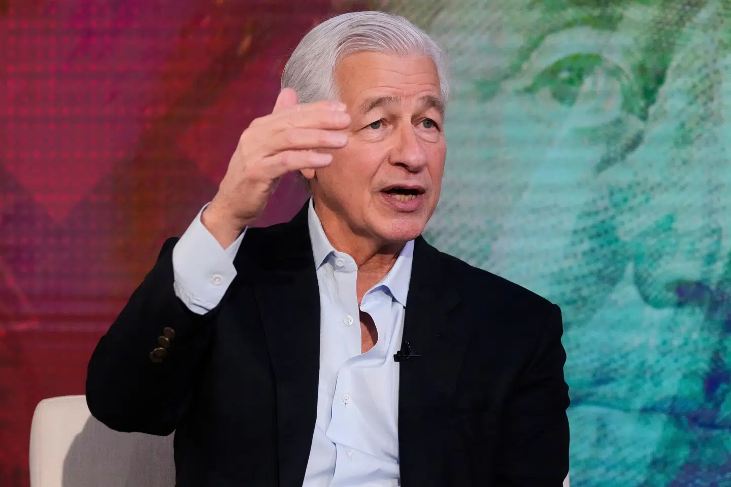 Jamie Dimon er topchef i den amerikanske storbank JPMorgan Chase. Jamie Dimon er tidligere blevet rost af den amerikanske præsident, Donald Trump, der ifølge amerikanske medier skulle have set et interview med topchefen, kort før han annoncerede toldpausen i april.