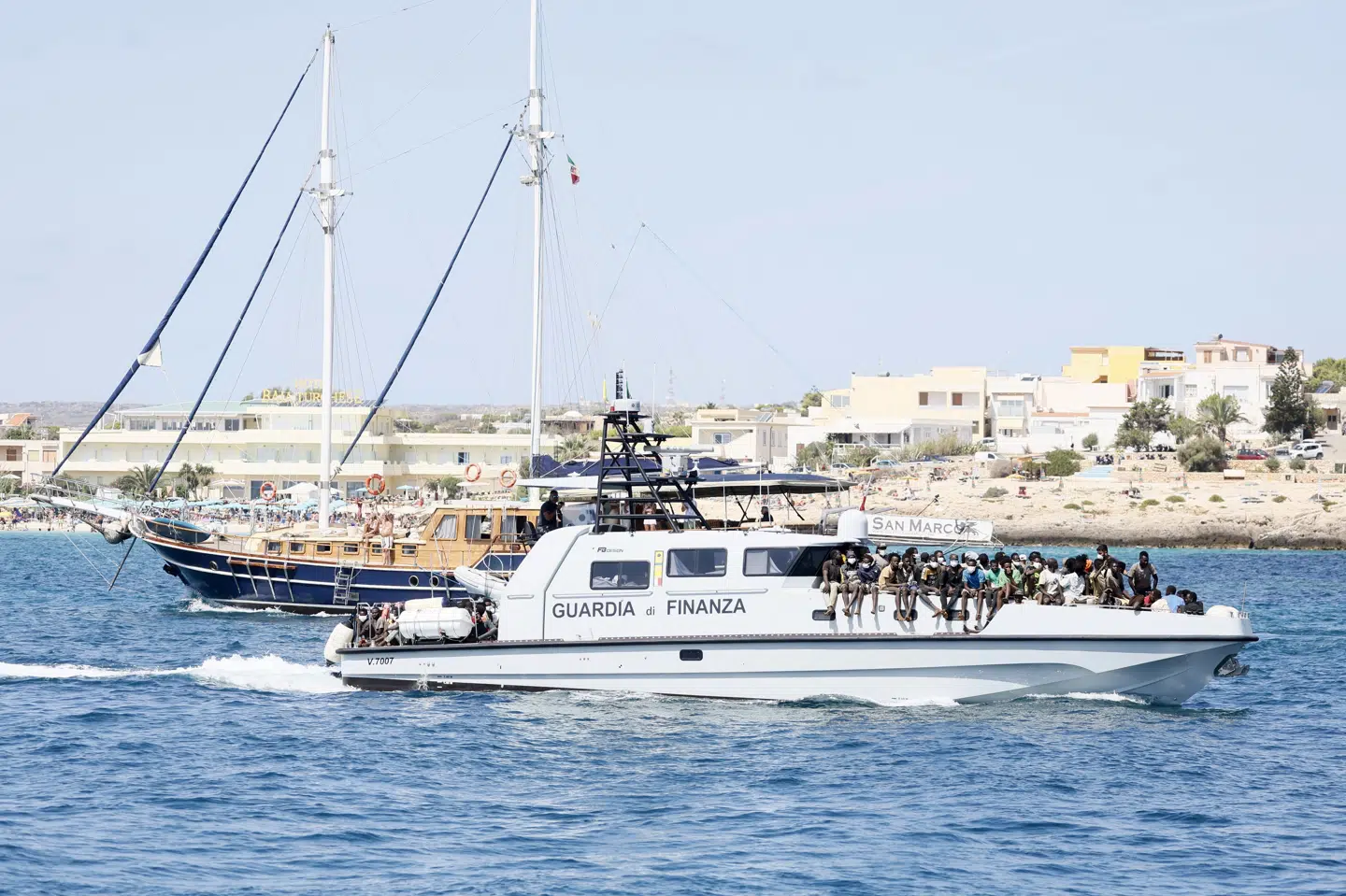 Migranter bringes i land af den italienske kystvagt efter redningsaktion. (Arkivfoto).
