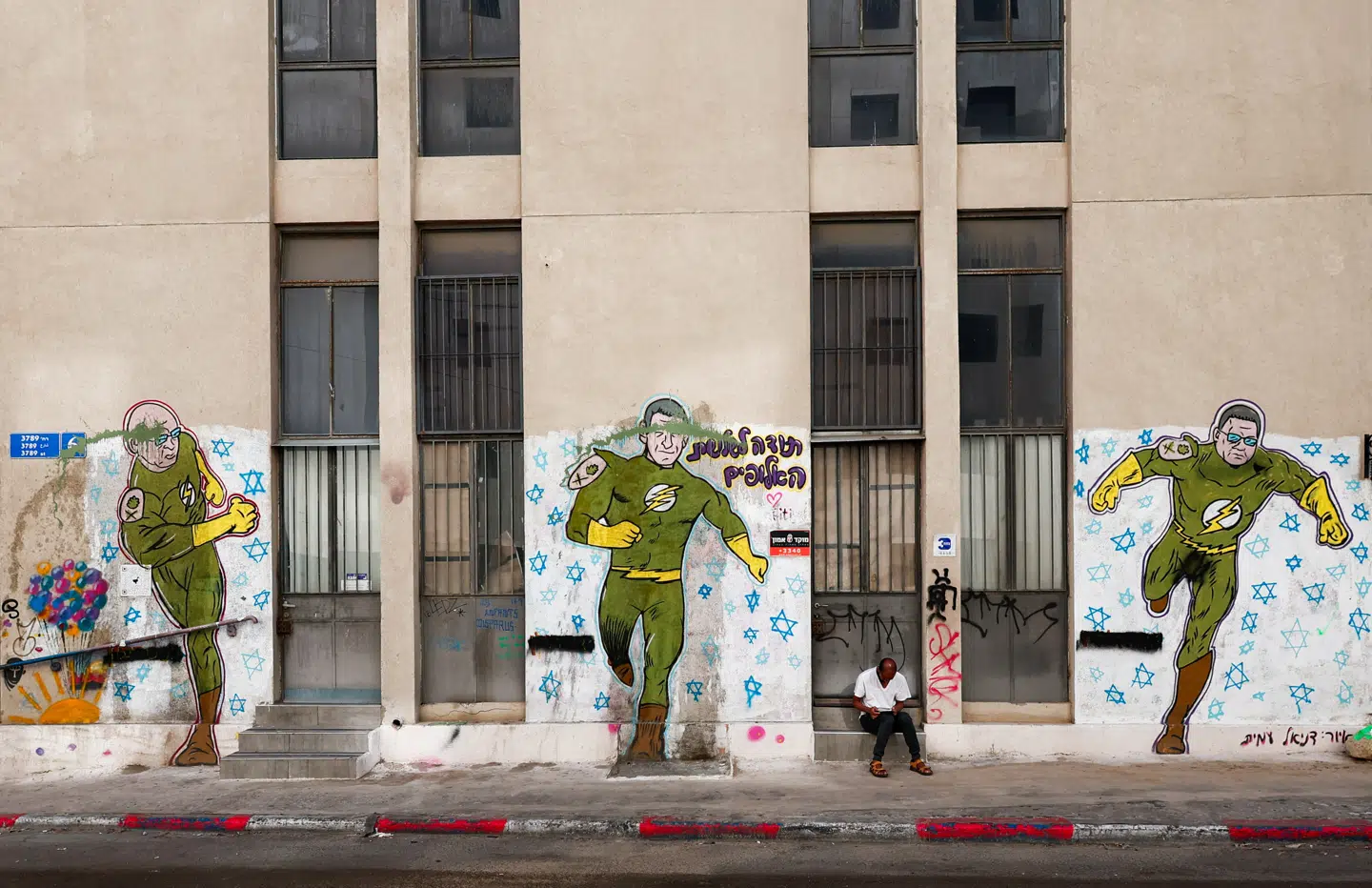 Graffiti viser »Israels tre helte.« De pensionerede generaler Noam Tibon, Yair Golan og Israel Ziv formåede hver især at redde mange civile israelere 7. oktober. Nu er Yair Golan kommet i uføre for sin hårde kritik af den israelske regerings fremfærd i Gaza.