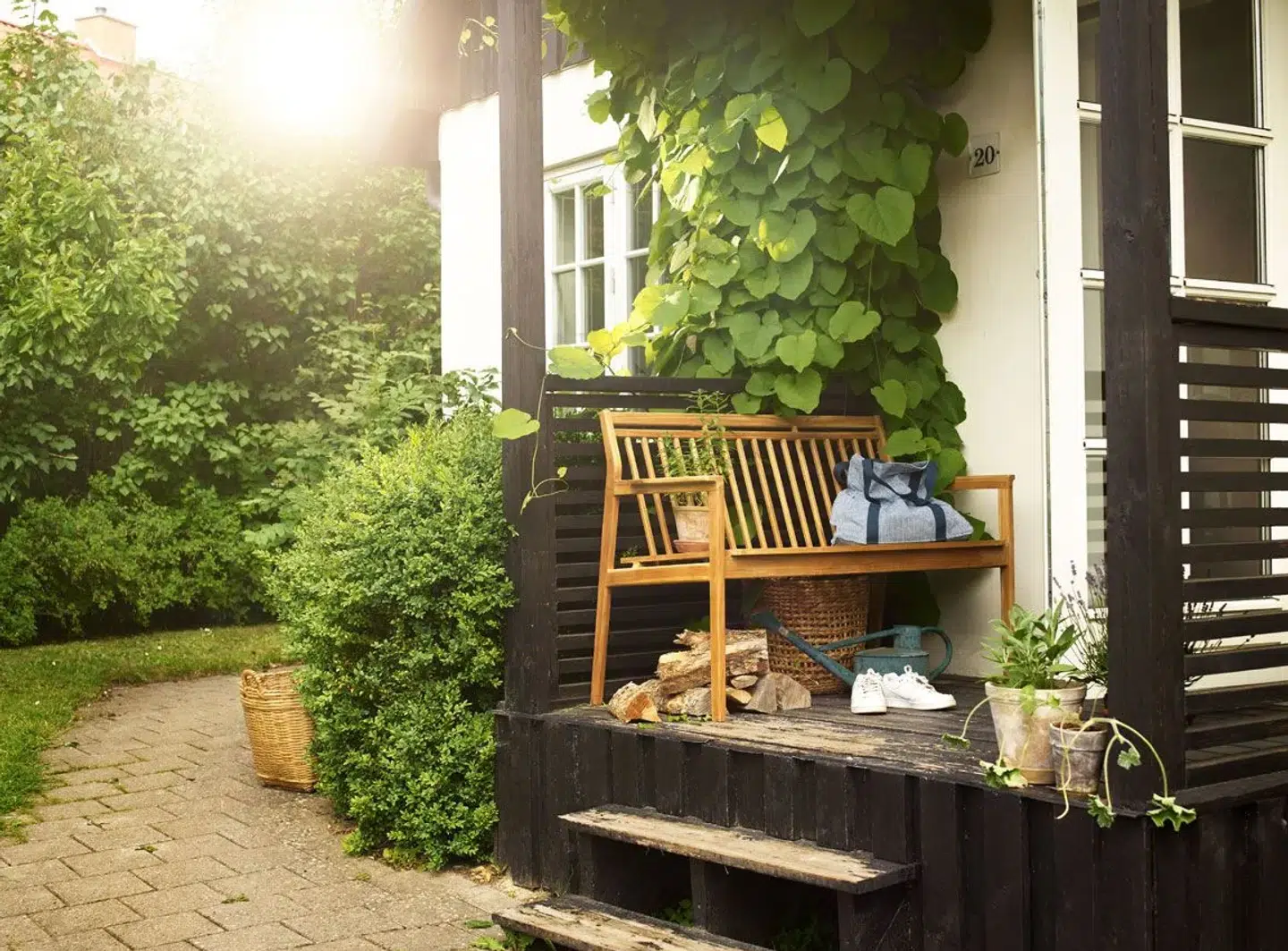 Det var en såkaldt M12-bænk og et M3-bord fra FDB Møblers 'Sammen'-kollektion - til en værdi af henholdsvis 5500 kroner og 7500 kroner - som influencer Josefine Vibe solgte på DBA for 5000 kroner, samtidig med, at hun reklamerede på Instagram for, hvor glad hun var for selv samme møbler hjemme i haven. Foto: FDB Møbler / PR