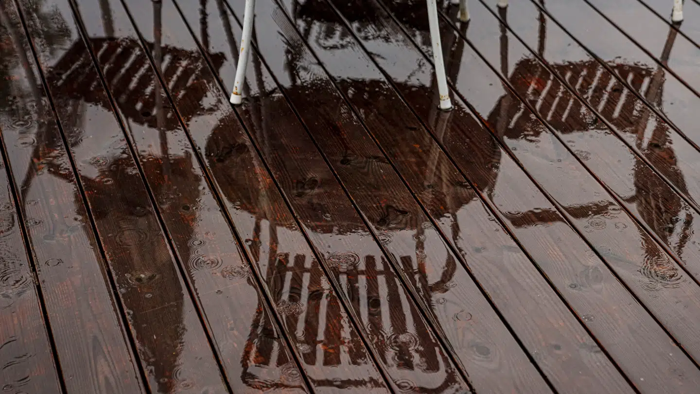 Det var en såkaldt M12-bænk og et M3-bord fra FDB Møblers 'Sammen'-kollektion - til en værdi af henholdsvis 5500 kroner og 7500 kroner - som influencer Josefine Vibe solgte på DBA for 5000 kroner, samtidig med, at hun reklamerede på Instagram for, hvor glad hun var for selv samme møbler hjemme i haven. Foto: Liselotte Sabroe/Ritzau Scanpix