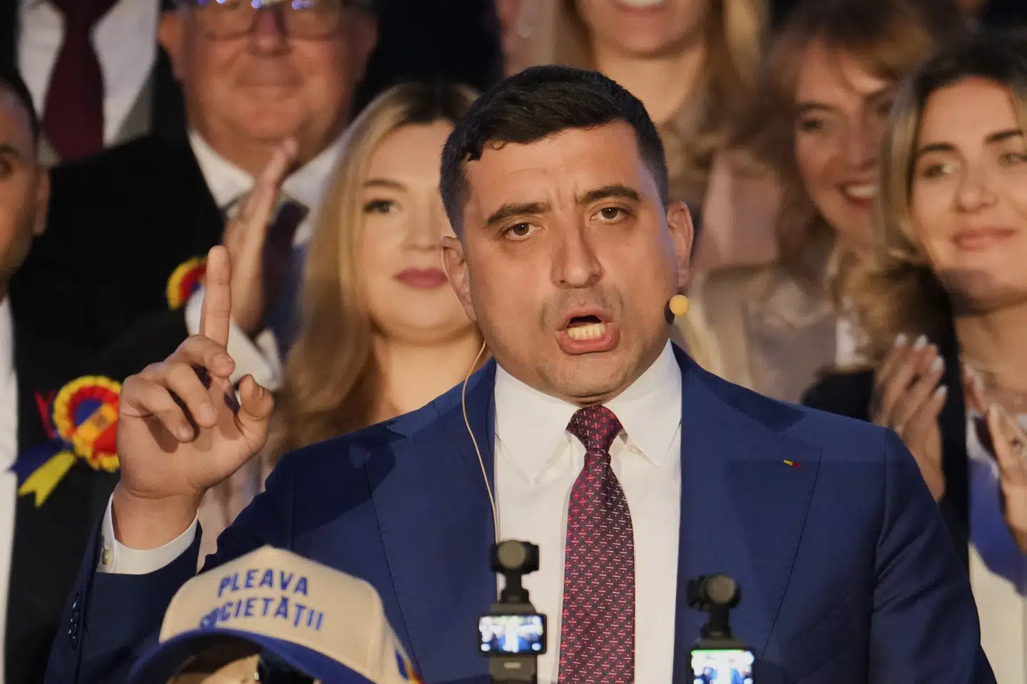 Præsidentkandidat George Simion, der her ses på valgaftenen søndag, erkendte i første omgang sit nederlag til Nicosur Dan. Men nu hævder han, at der var "ekstern indblanding" ved valget.