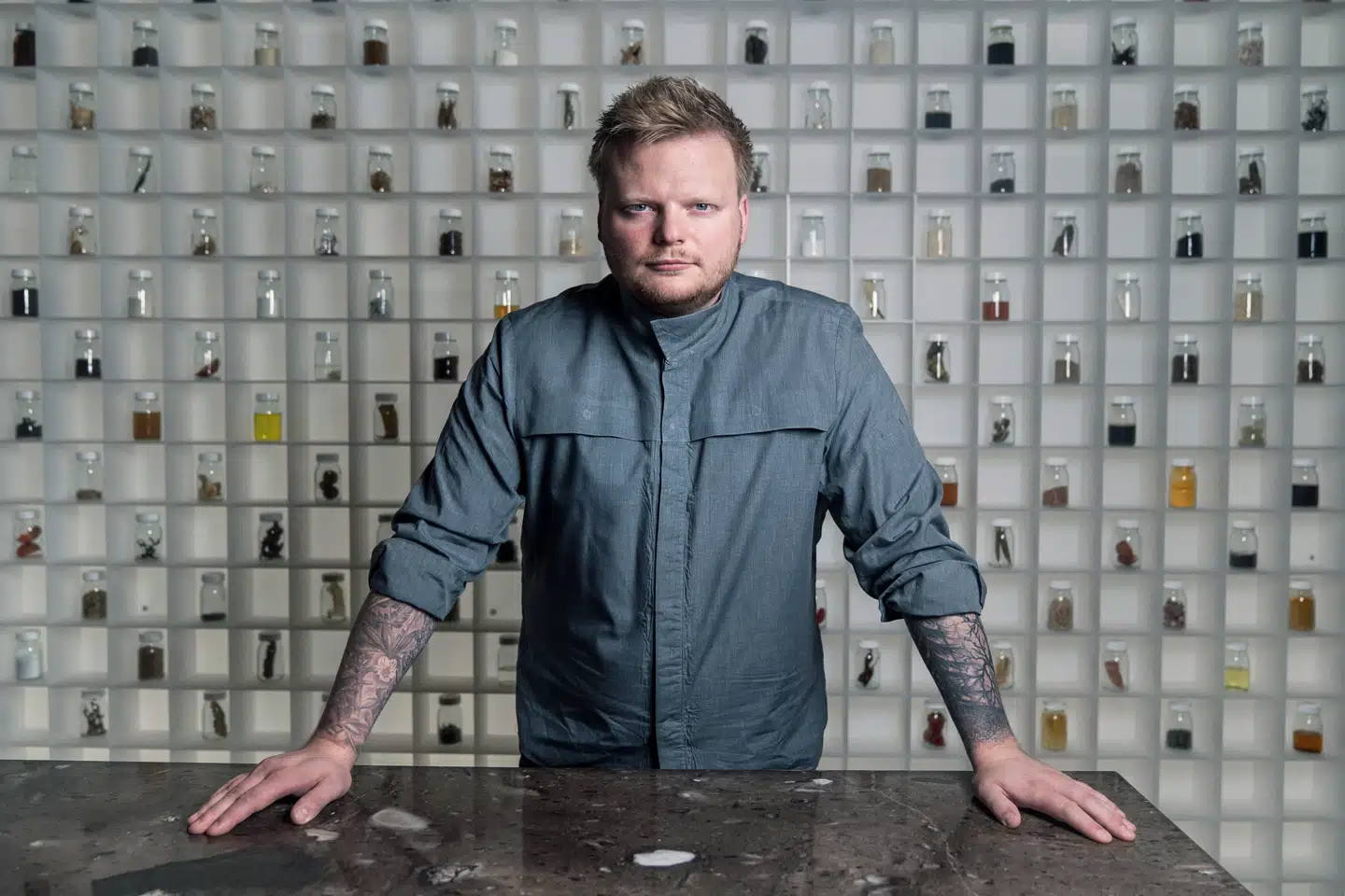 Køkkenchef og medejer Rasmus Munk har skabt en holistisk madoplevelse, der mætter alle sanser.