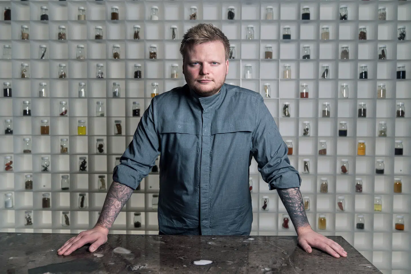 Køkkenchef og medejer Rasmus Munk har skabt en holistisk madoplevelse, der mætter alle sanser.