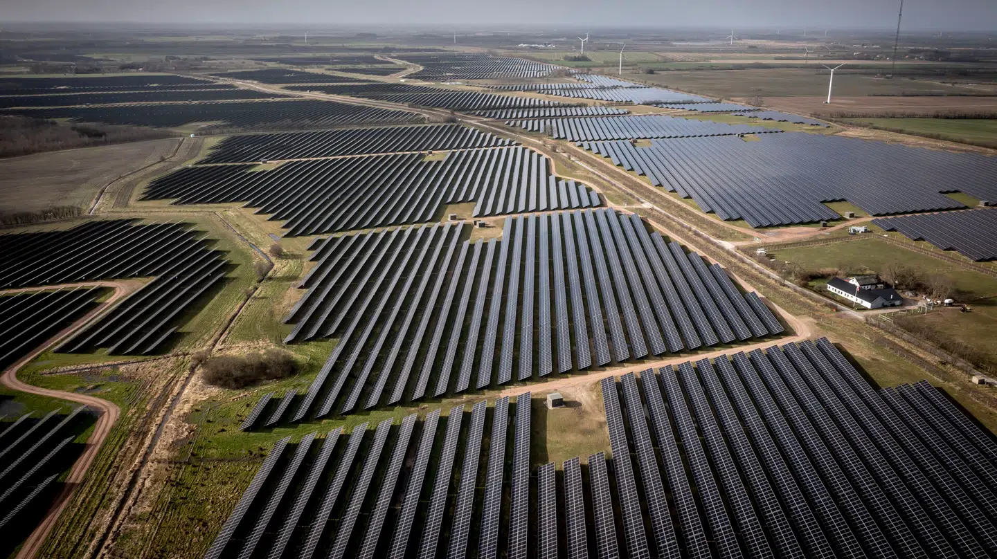 Solcelleanlæg på 340 hektar omkranser landsbyen Hjolderup vest for Aabenraa, tirsdag den 21. februar 2023. Landsbyen Hjolderup består af 12 husstande. Solcelleparken på 300 MW bliver Nordeuropas største og bygges af danske European Energy.