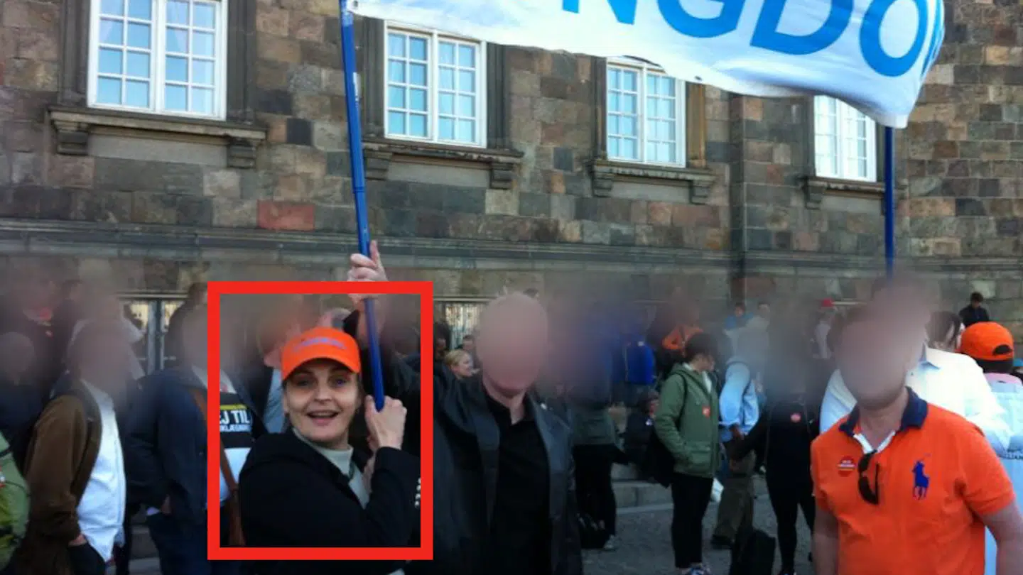 Her ses Zenia Grynberg til en demonstration foran Christiansborg i 2013. Ansigterne på de øvrige deltagende er sløret af B.T.