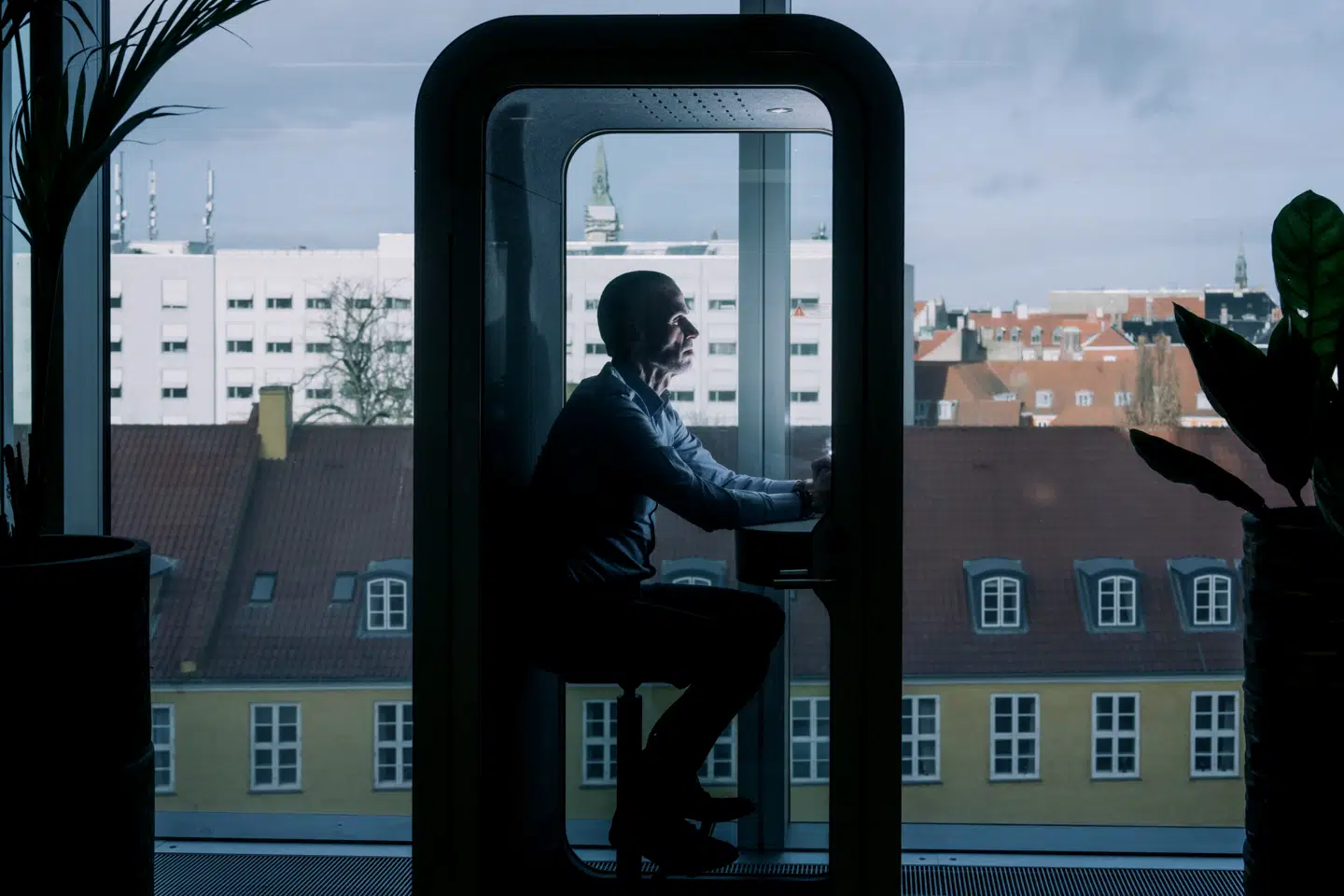 Vi har en unik mulighed for at bygge kontormiljøer, som sætter mennesker i centrum, styrker samarbejde, fremmer trivsel og muliggør innovation. Men det kræver, at vi tør give slip på fortiden, skriver Claus Sneppen.