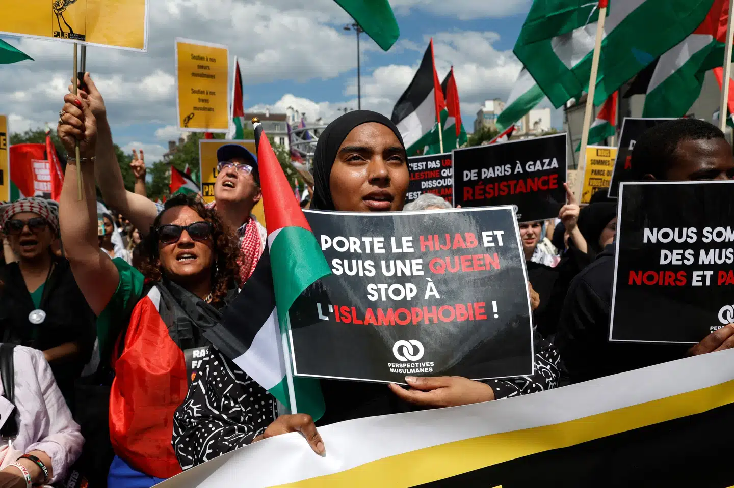 En kvinde holder et skilt med ordene "Jeg bærer hijab, jeg er dronning, stop islamofobi" ved demonstrationer i Paris 11. maj. (Arkivfoto).