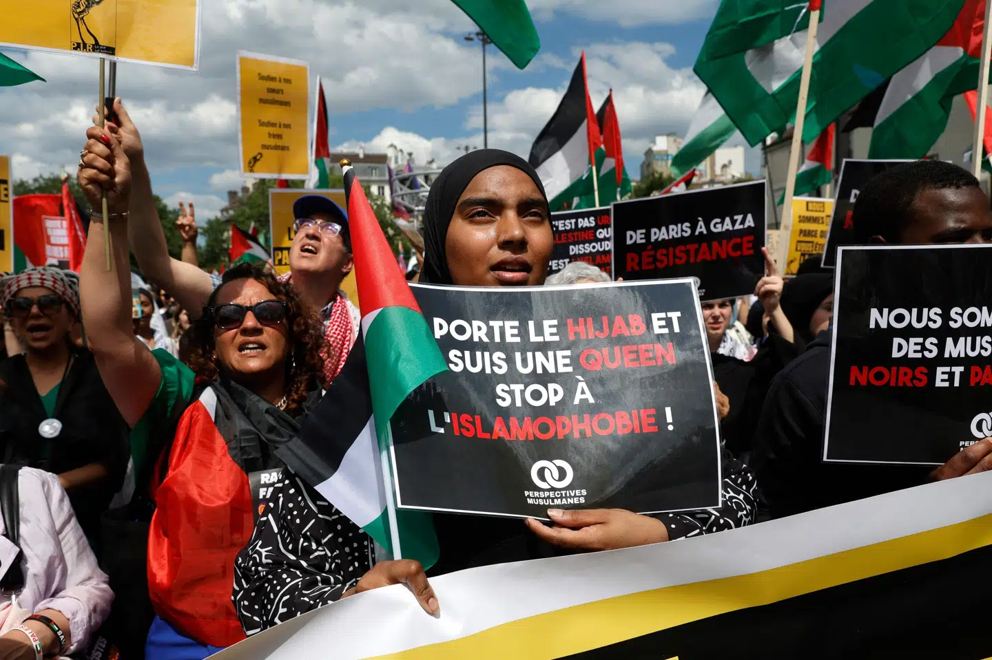 En kvinde holder et skilt med ordene "Jeg bærer hijab, jeg er dronning, stop islamofobi" ved demonstrationer i Paris 11. maj. (Arkivfoto).
