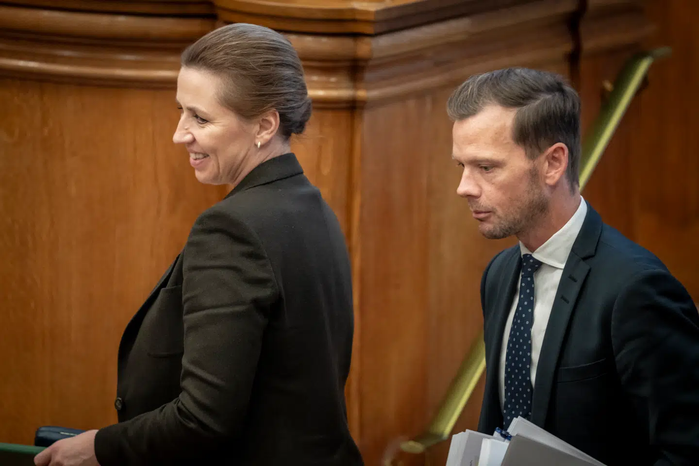 Inspireret af Kinas altomfattende overvågning af borgerne har regeringen i al diskretion sat gang i et særdeles vidtgående forslag om at udvide PETs beføjelser, skriver Niels Peter Rygård. Her ses statsminister Mette Frederiksen (S) med partifælle og justitsminister Peter Hummelgaard.