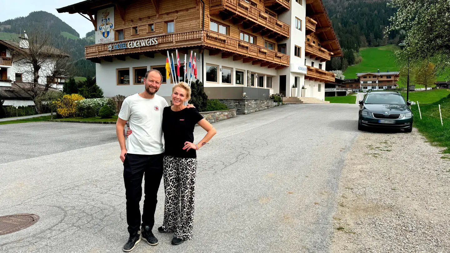 Lene og Anders Beier foran deres hotel Edelweiss i Tyrol.