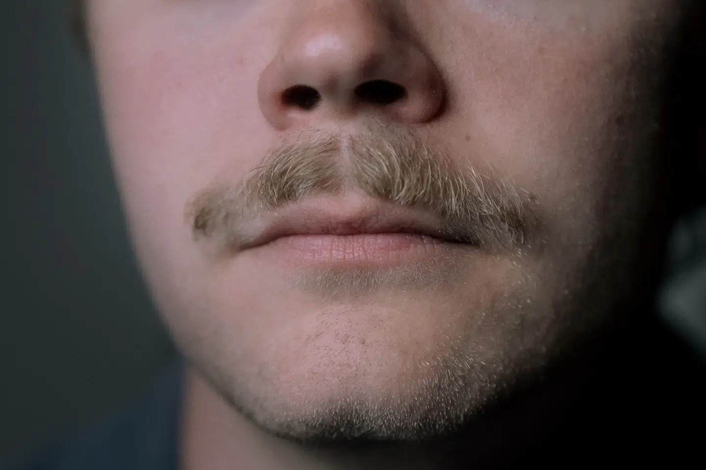 Pludselig ligner unge mænd med overskæg Jarl Friis-Mikkelsen i 80erne.