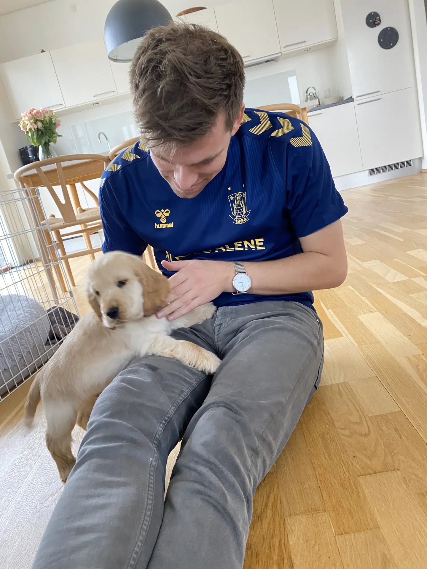 Minister Morten Dahlin fik kureret sin hundeskræk gennem hunden Karlsson. Foto: Privat