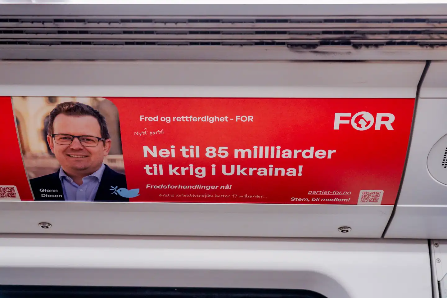 »Et ekko af russisk propaganda.« Sådan omtaler kritikerne de reklameplakater for partiet Fred og rettferdighet, der i disse dage hænger i kollektivtrafikken i Oslo.