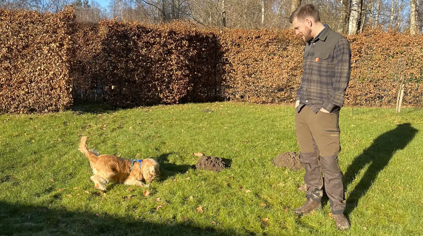 Minister Morten Dahlin fik kureret sin hundeskræk gennem hunden Karlsson. Foto: Privat