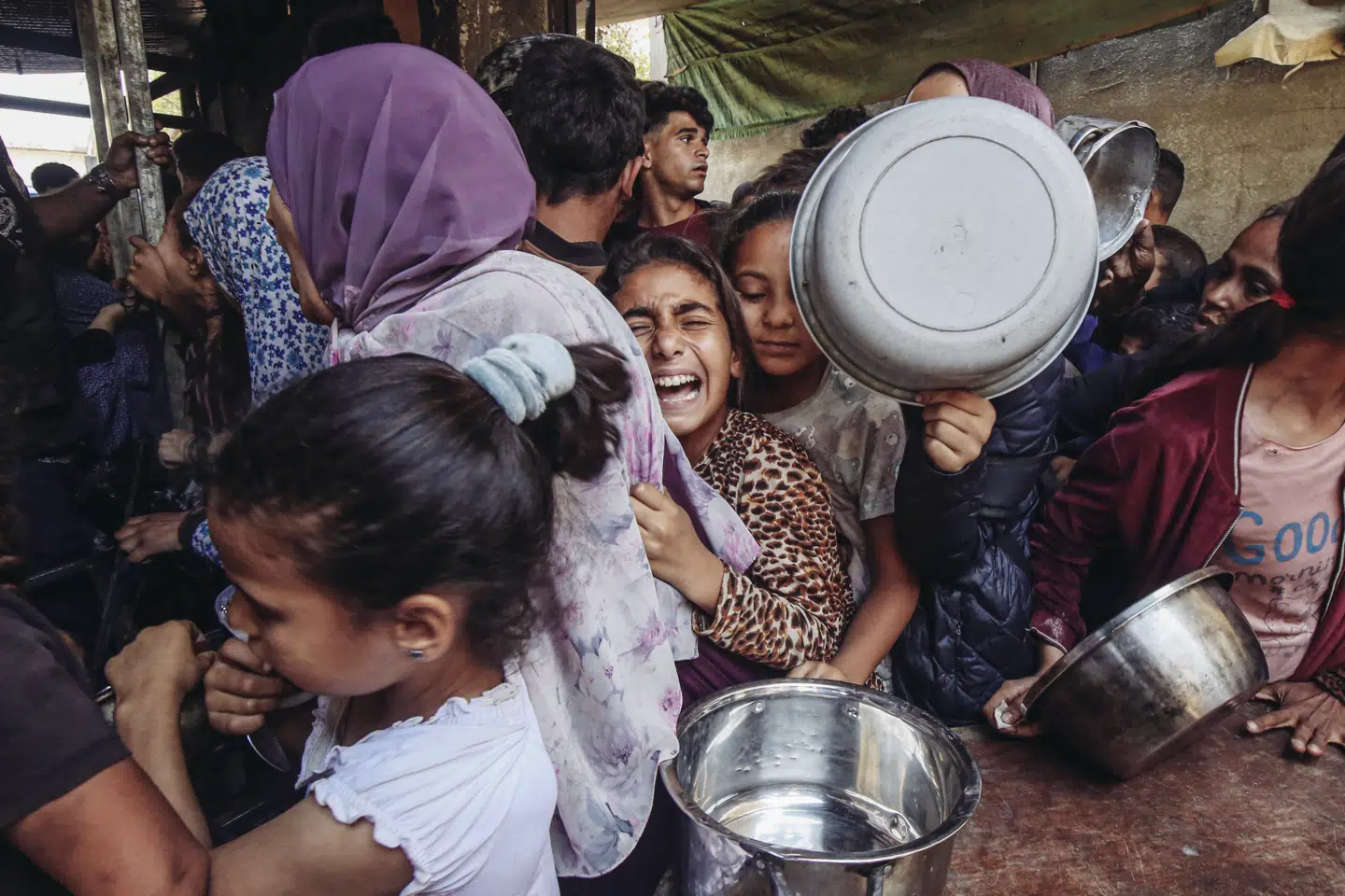 Palæstinensere venter i kø til uddeling af nødhjælp i Gaza By onsdag den den 21. maj, to dage efter Israel åbnede for en »basismængde« af nødhjælp efter en knap 80 dage lang blokade. Foto: Omar Ashtawy, Scanpix.