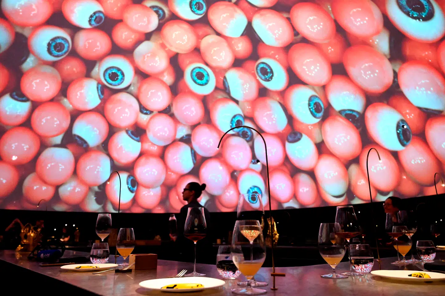 Den danske restaurant Alchemist er berygtet for sine innovative retter og sit fokus på helheden, hvor også lys og video bidrager til smagsoplevelsen.