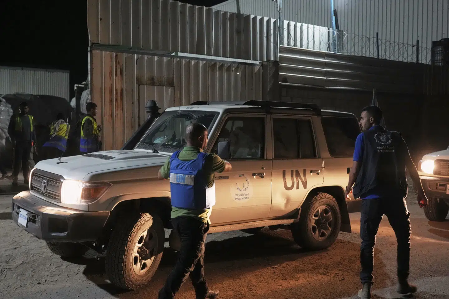 Bil fra FN ledsager onsdag lastbiler med nødhjælp i Gaza.