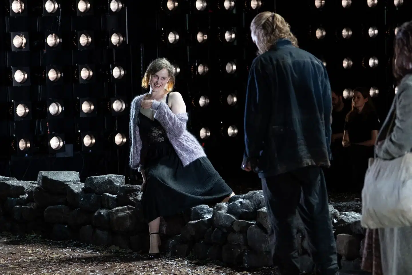 Farlig og forførende: Christina Jønsi (tv.) som den unge kvinde, der kun vil have manden til højre (Wiktor Sundqvist).