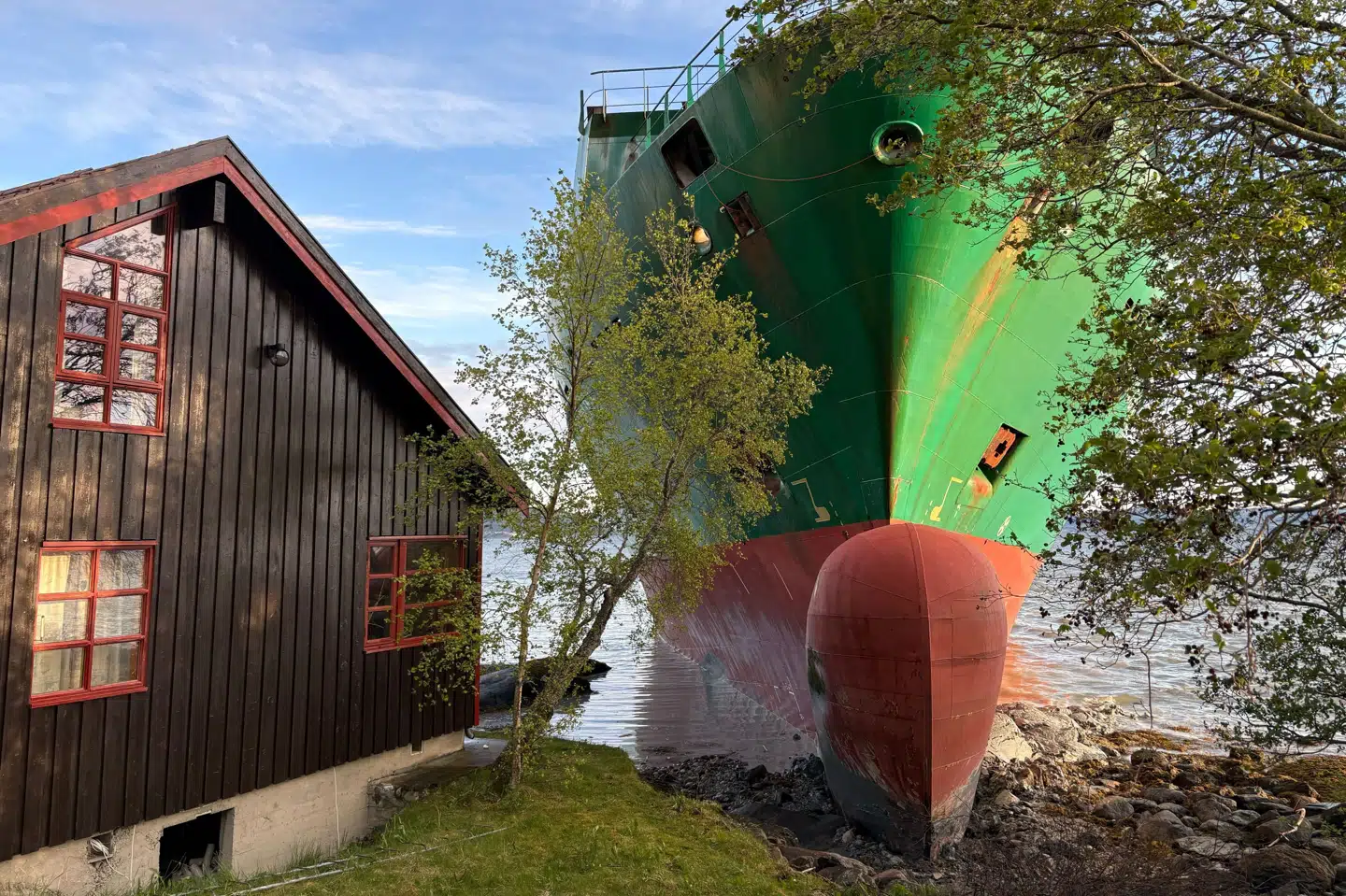 Et 135 meter langt containerskib gik på grund i Trondheimsfjorden lige ved siden af et hus.