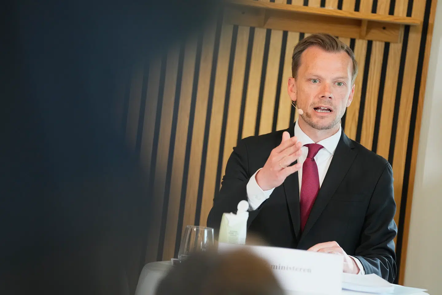 Det handler om ret og rimelighed, sagde justitsminister Peter Hummelgaard (S), da han torsdag sammen med vicestatsminister Troels Lund Poulsen (V) og kulturminister Jakob Engel-Schmidt (M) præsenterede regeringens nye strafreform.