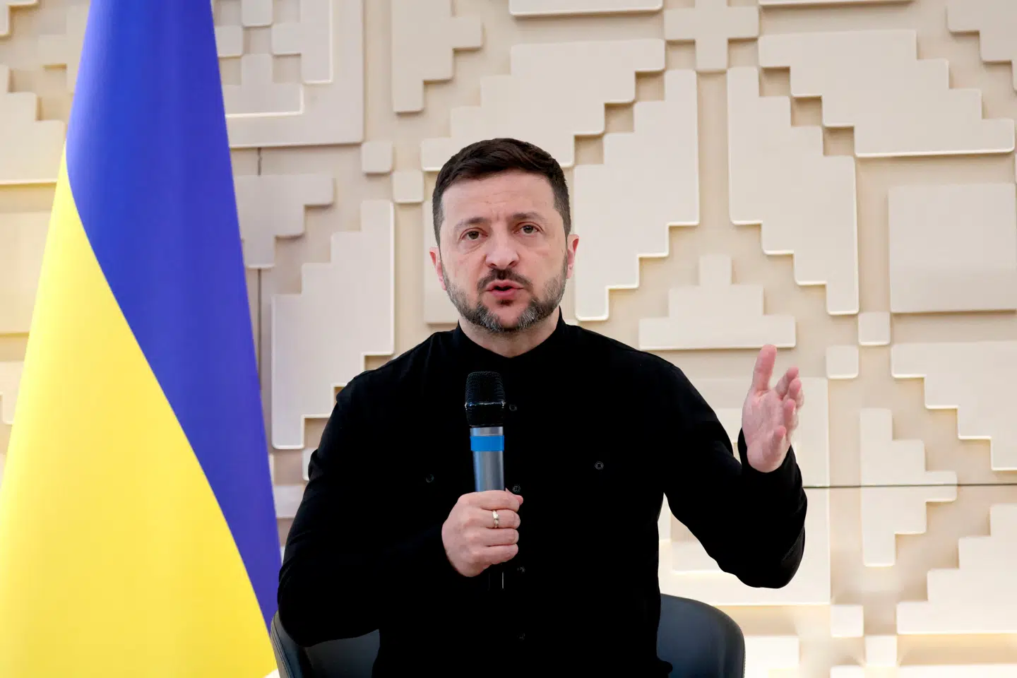 »Zelenskyj og hans regering ved, at de ukrainske kirker er til stede ved fronten. Derfor indgår kristne symboler, sange og bønner også i præsidentens appel til nationen,« skriver Emil Hilton Saggau.