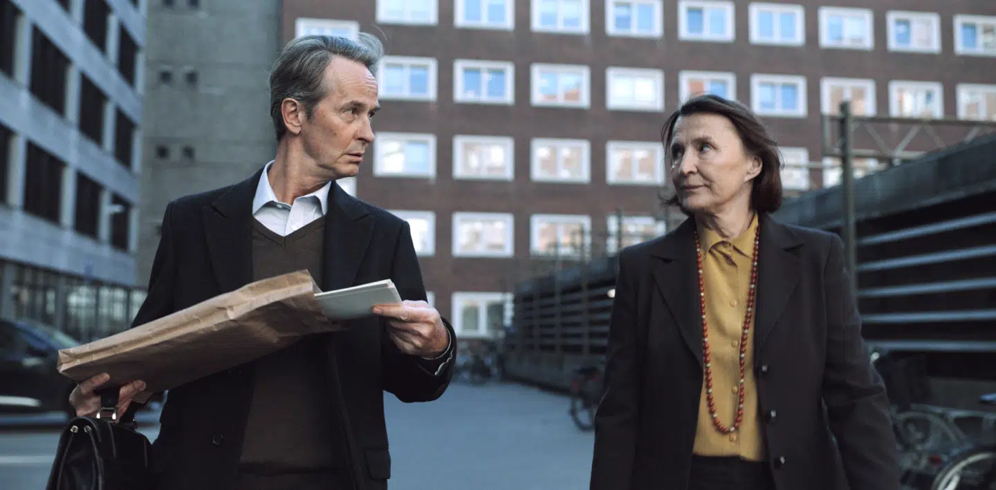 Lars Brygmann spiller rollen som den øverste chef i Skat, mens Karen-Lise Mynster er mellemlederen, der prøver at gøre opmærksom på problemerne.