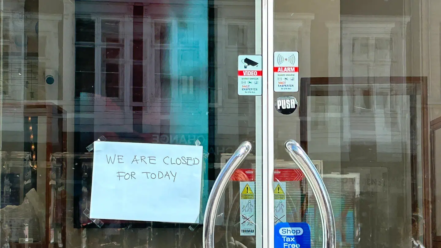 Royal Copenhagens flagskibsbutik på Strøget i København lukkede mandag, da en ansat kom ud for en alvorlig ulykke og måtte have hjælp af ambulancepersonale.