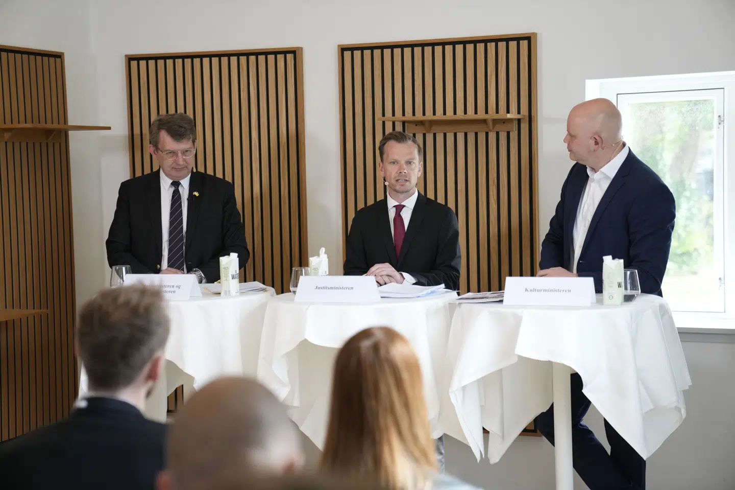 Justitsminister Peter Hummelgaard (S), vicestatsminister og forsvarsminister Troels Lund Poulsen (V) og kulturminister Jakob Engel-Schmidt (M) har torsdag præsenteret et bud på en strafreform, som ifølge juraprofessor også vil gøre det lettere at udvise kriminelle udlændinge.