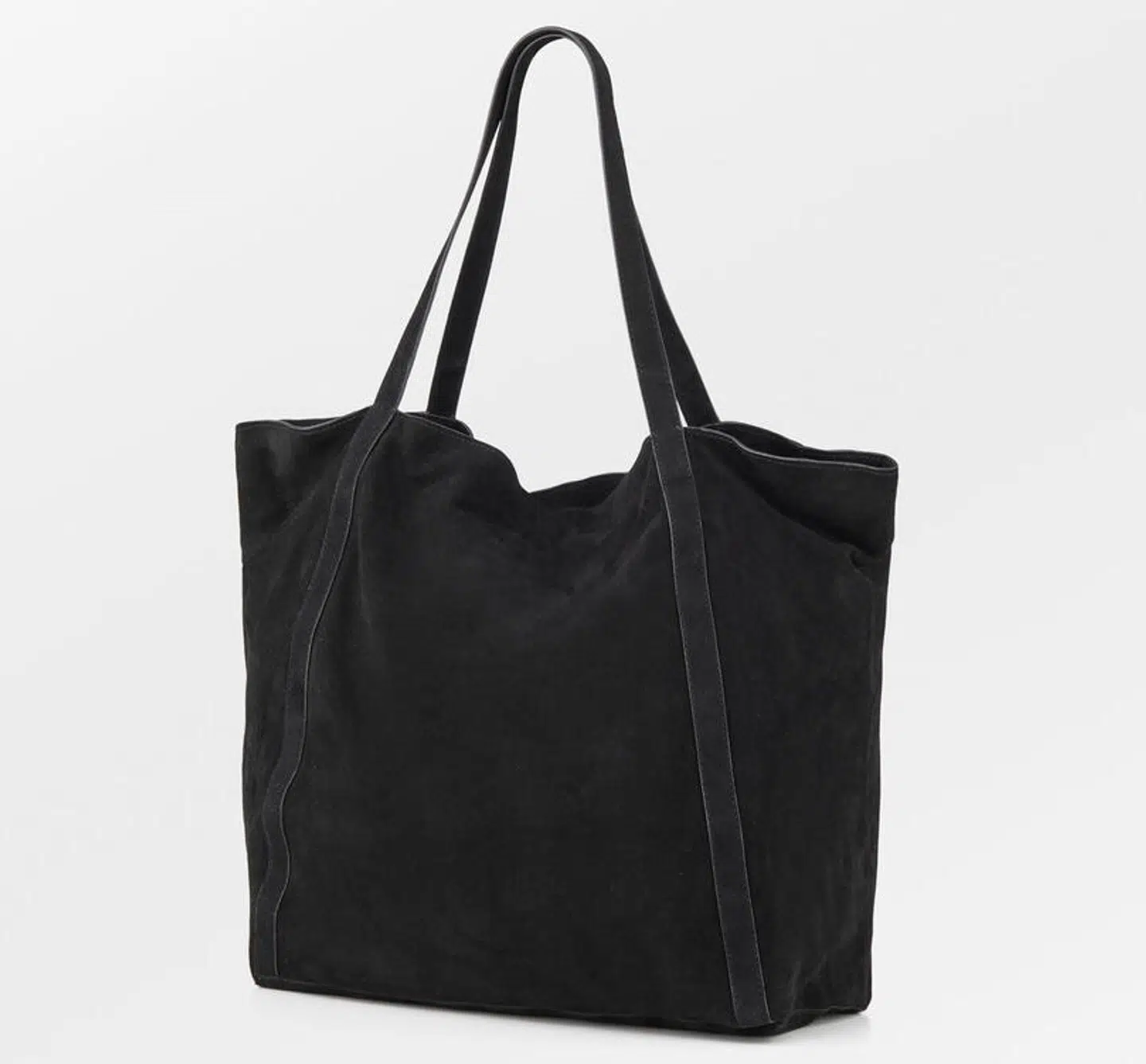 Becks Söndergaard Suede Eden Shopper – fordi hvem siger, man ikke kan være chic med snacks og skandaler på slæb?
