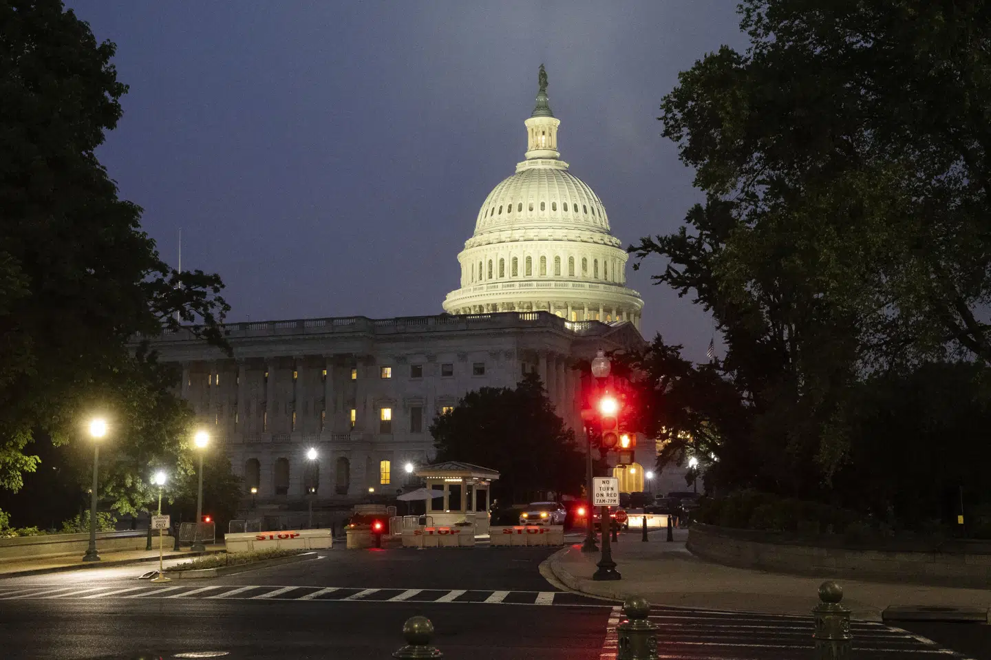 Kongresbygningen i USA ses før solopgang efter maratondebat om lovpakke, der er af afgørende betydning for Trumps politiske dagsorden.