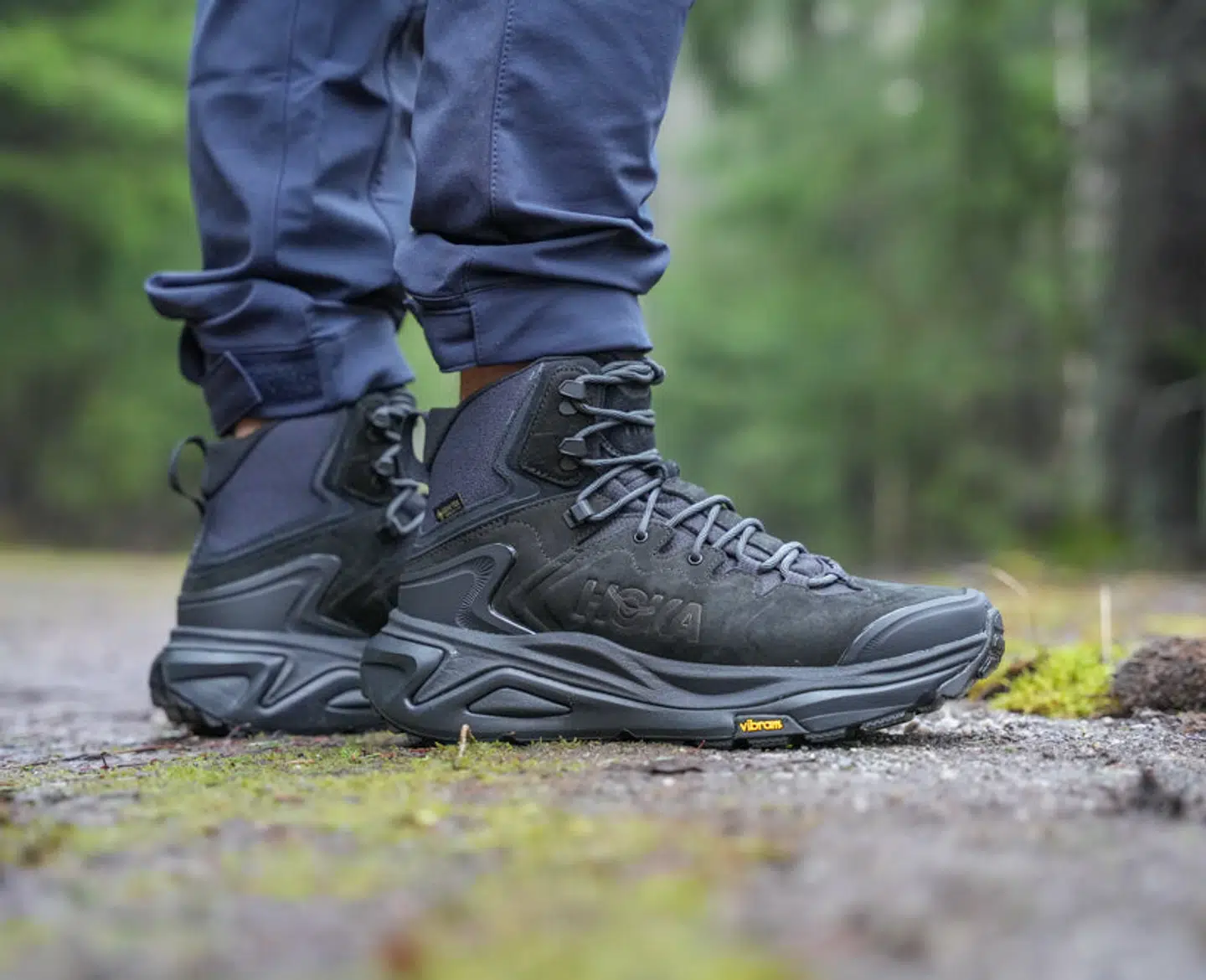 Hoka M KAHA 3 GTX – fordi når dine sko føles som en krammer fra en bjørn med ortopædisk uddannelse, bliver selv den længste vandretur (eller arbejdsdag) en leg!