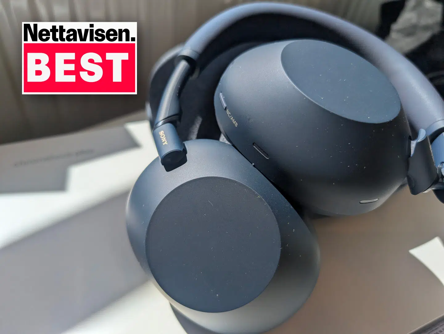 Sony WH-1000XM6 – fordi når selv Nettavisen bliver stille af begejstring, og verden dæmpes af 12 mikrofoner, så er det ikke bare lyd – det er zen i stereo!